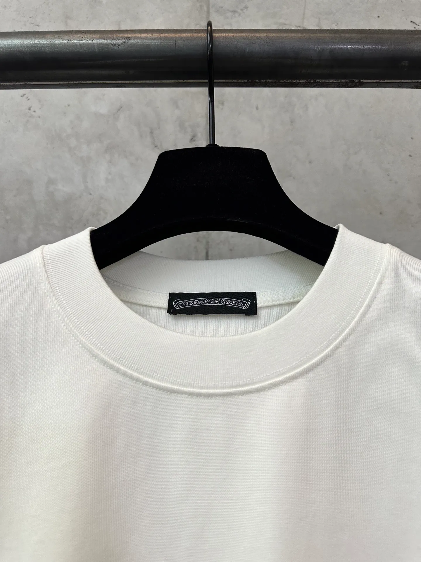 P270 Chrome Hearts 25ss classic Sanskrit gray letter round neck short-sleeved T-shirt. Fabric is high-definition and super heavy. Cotton double yarn compact Xinjiang cotton. Weight 400g. Paired with 2*2 Salona rib. 420g. Clean cloth. Clear texture. Tight feel. Stiff. High color fastness. No deformation. No discoloration. Customized hardware. Thread. Accessories. Alignment. Same style for men and women. -Color: Black White Gray -Size: XS S M L XL